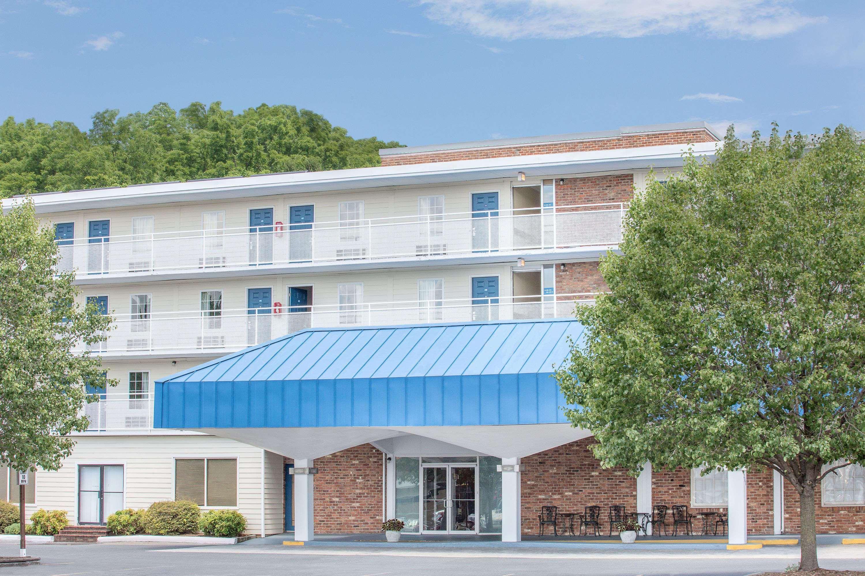 Howard Johnson By Wyndham Staunton Exterior foto