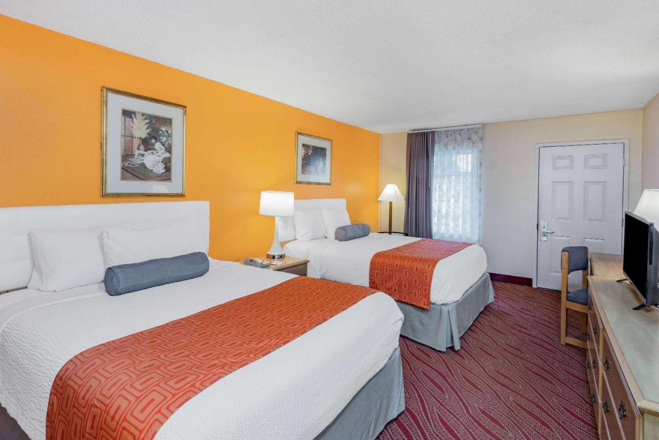 Howard Johnson By Wyndham Staunton Exterior foto