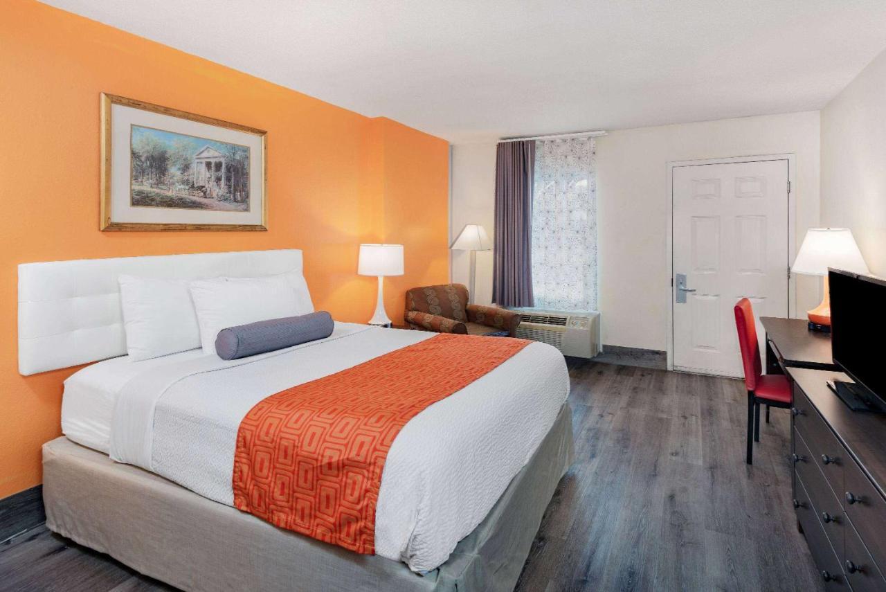 Howard Johnson By Wyndham Staunton Exterior foto